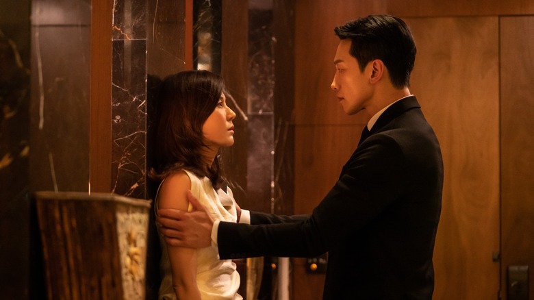 Seo Do-yoon (Rain) holds Oh Wan-soo (Kim Ha-neul) against a wall in Red Swan