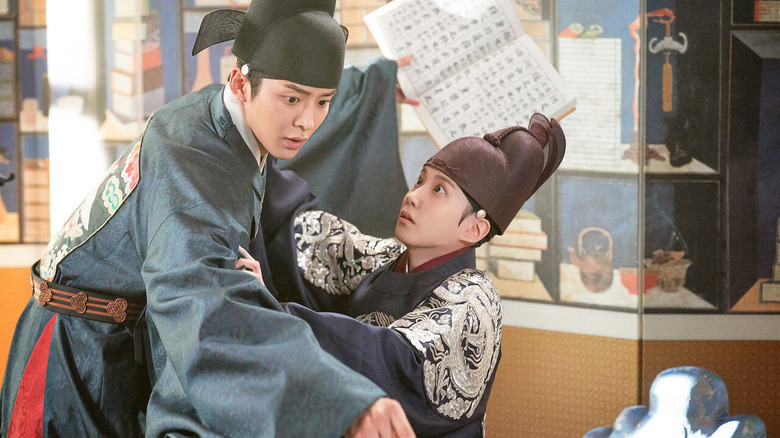 Dam-yi (Park Eun-bin) catches Jung Ji-woon (Rowoon) in The King's Affection