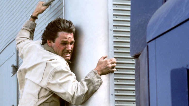 Kurt Russell as Jeff Taylor looks desperate and worn down in a bank in Breakdown