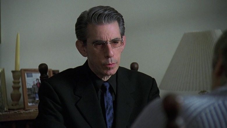 John Munch (Richard Belzer) speaks to a witness in Law & Order: Special Victims Unit