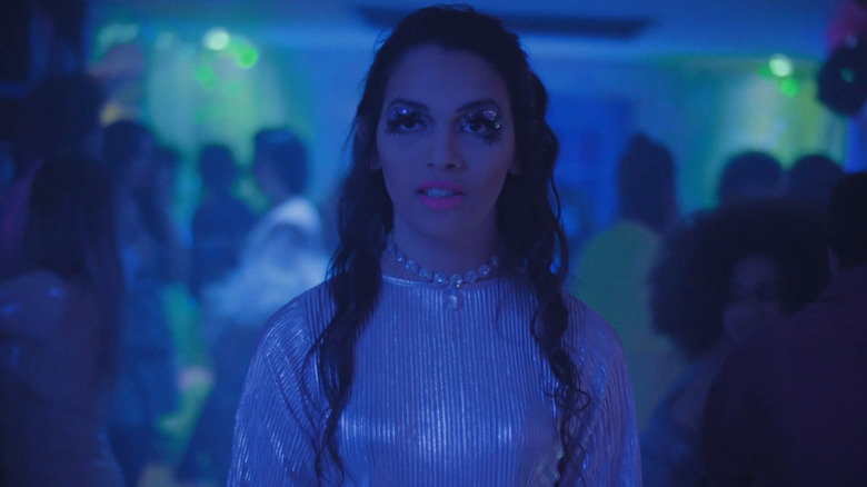 Anne Celestino as Alice in sparkly makeup and clothes at party in Alice Júnior