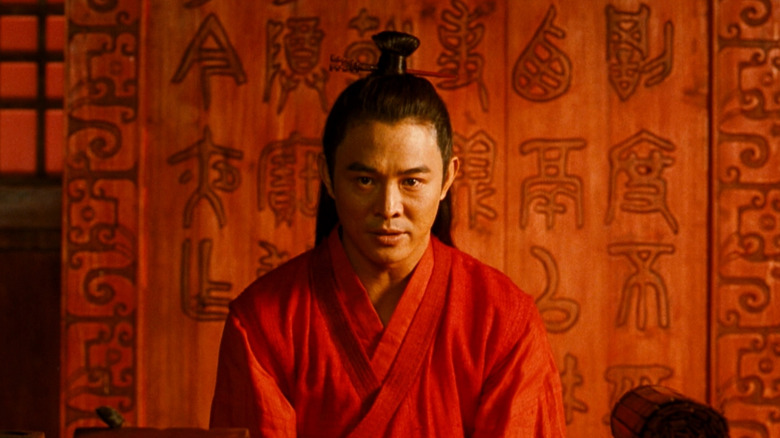 Nameless (Jet Li) meditates in Hero (2002)