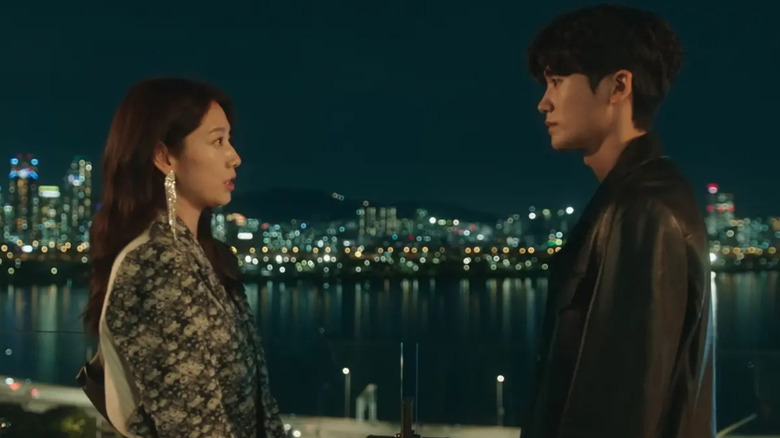 Yeo Jeong-woo (Park Hyung-sik) and Nam Ha-neul (Park Shin-hye) speak to each other by a river at night in Doctor Slump