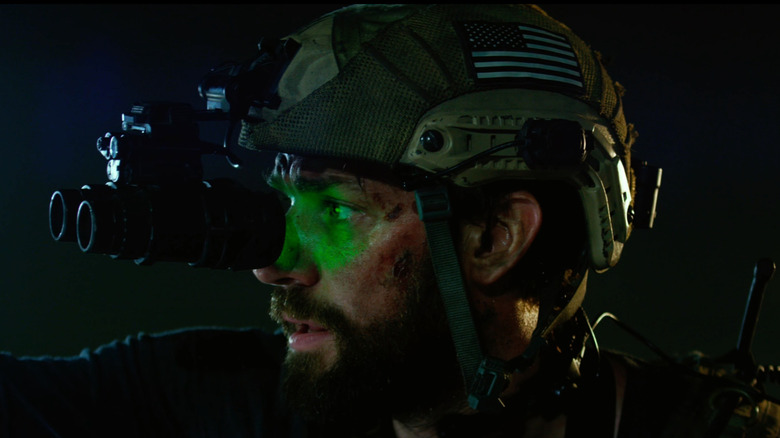 John Krasinski as Jack Silva looks through his night scope in 13 Hours