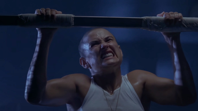 Demi Moore as Lieutenant Jordan O'Neil does a pull-up in G.I. Jane