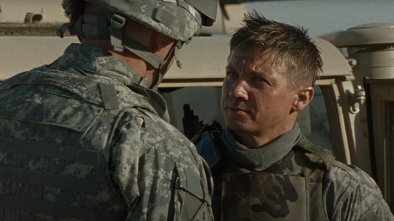 Jeremy Renner as Sergeant First Class William James talks to another soldier in The Hurt Locker
