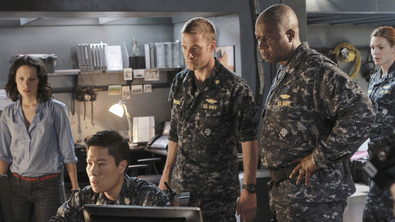 Sophie Girard (Camille De Pazzis), Cameron Pitts (Michael Ng), XO Sam Kendal (Scott Speedman), Captain Marcus Chaplin (Andre Braugher), and Lieutenant Grace Shepard (Daisy Betts) assess intel in Last Resort.