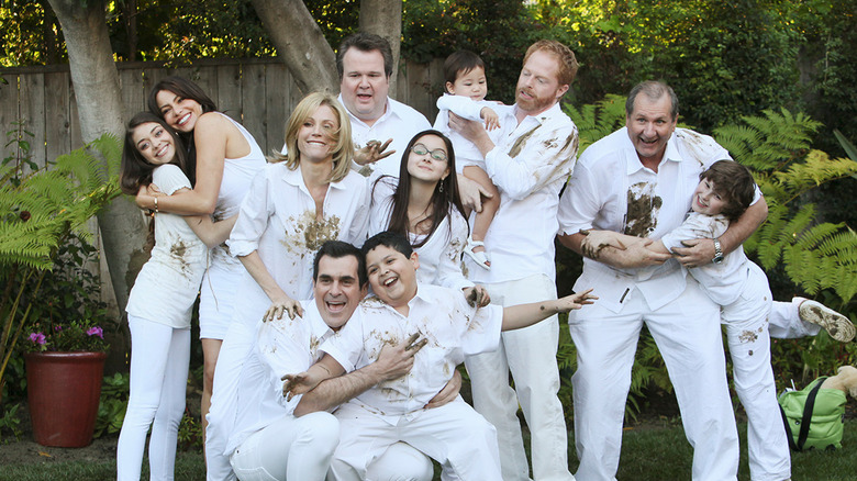 The cast of Modern fFmily pose for a messy family portrait