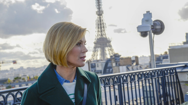 Julie Bowen as Claire, in front of the eiffel tower on Modern Family