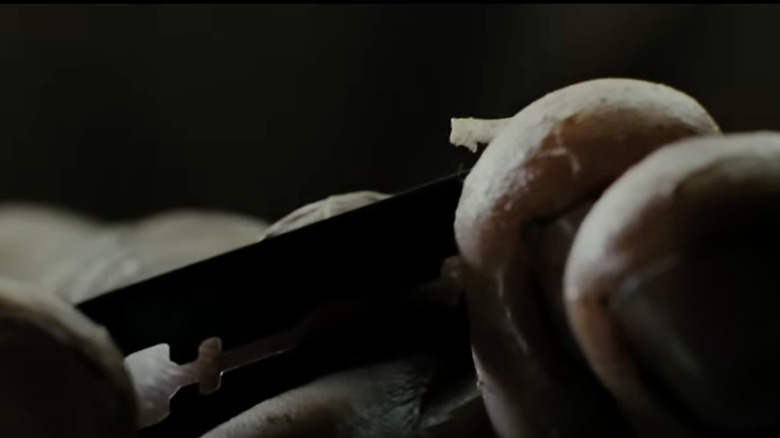 John Doe (Kevin Spacey) destroys fingers in Se7en