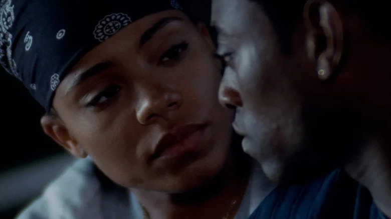 Close-up of Sanaa Lathan in bandana looking at Omar Epps as Quincy in Love & Basketball