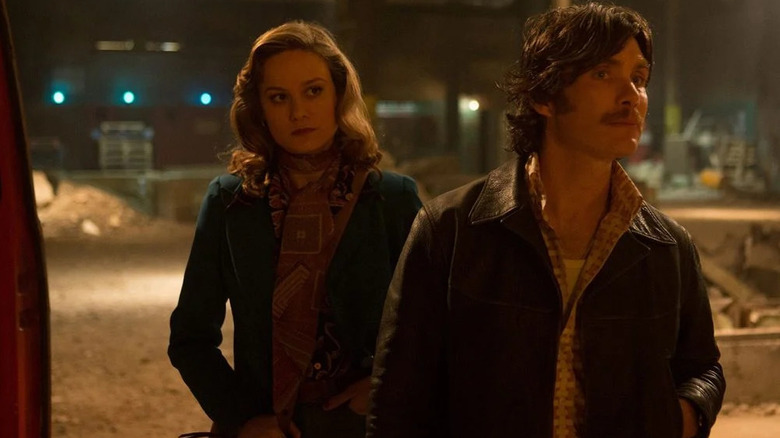 Justine (Brie Larson) and Chris (Cillian Murphy) walk outside a warehouse in Free Fire