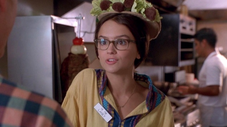 Rachel Leigh Cook works at a restaurant as Laney Boggs in She's All That