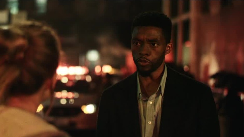 Andre Davis (Chadwick Boseman) on New York streets in 21 Bridges