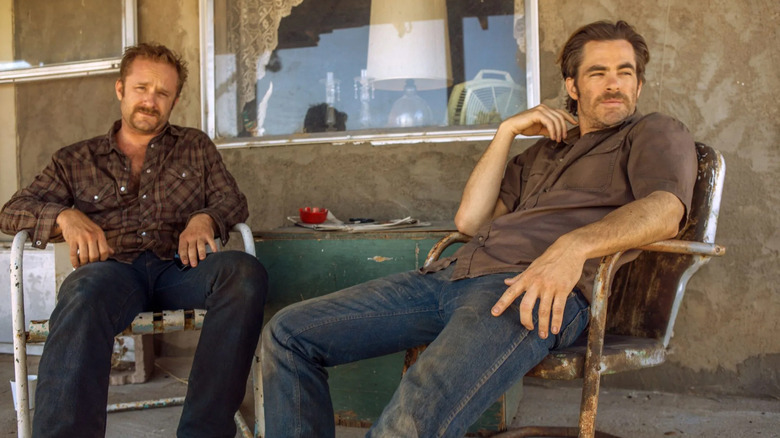 Toby (Chris Pines) and Tanner (Ben Foster) sitting on a porch in Hell or High Water