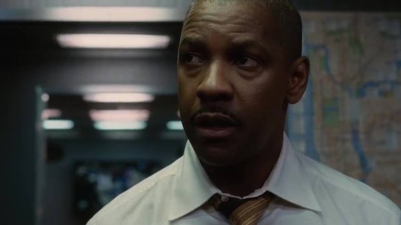 Keith Frazier (Denzel Washington) with a map behind him in Inside Man