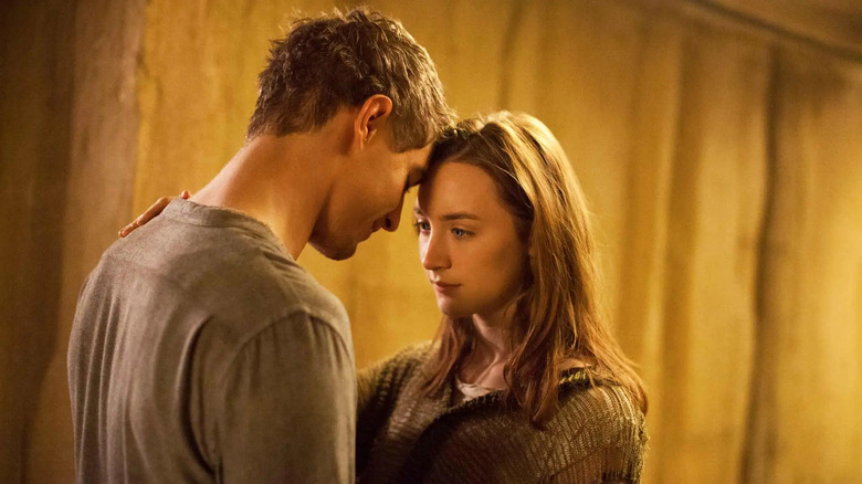 Jared Howe (Max Irons) rests his head on the forehead of Melanie Stryder (Saiorse Ronan) in The Host (2013)
