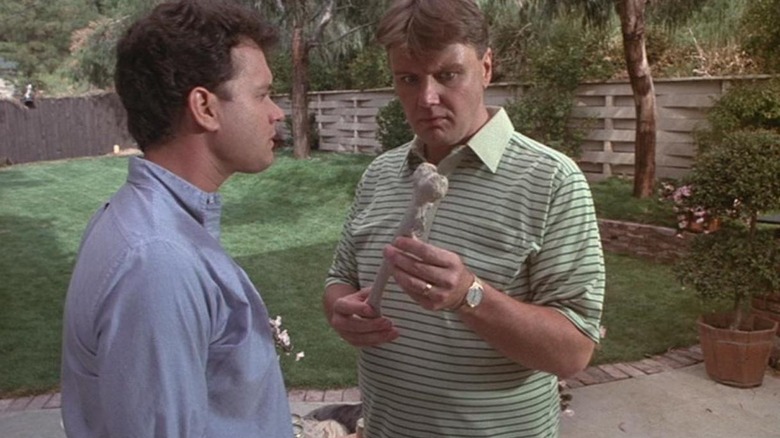 Ray Peterson (Tom Hanks) and Art Weingartner (Rick Ducommun) discover a human bone in The 'Burbs