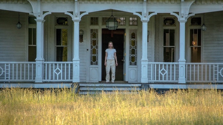 Jennifer Lawrence as Mother, standing in front of white house in Mother!