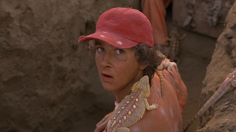 Stanley Yelnats (Shia LaBeouf) with lizards on his shoulders in Holes