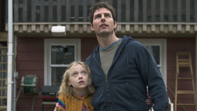 Tom Cruise as Ray Ferrier hugs Dakota Fanning as Rachel in War of the Worlds