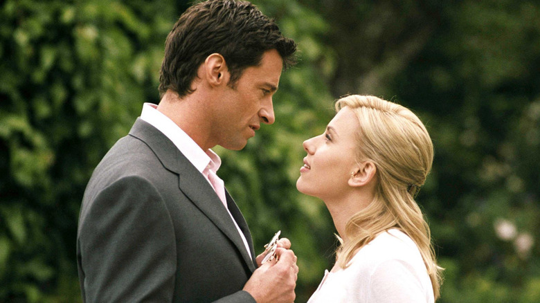 Hugh Jackman and Scarlett Johansson as Peter Lyman and  Sondra Pransky, standing close to each other in Scoop