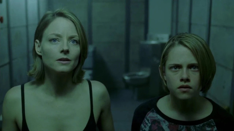 Meg (Jodie Foster) and Sarah Altman (Kristen Stewart) look at monitors in their safe room in Panic Room