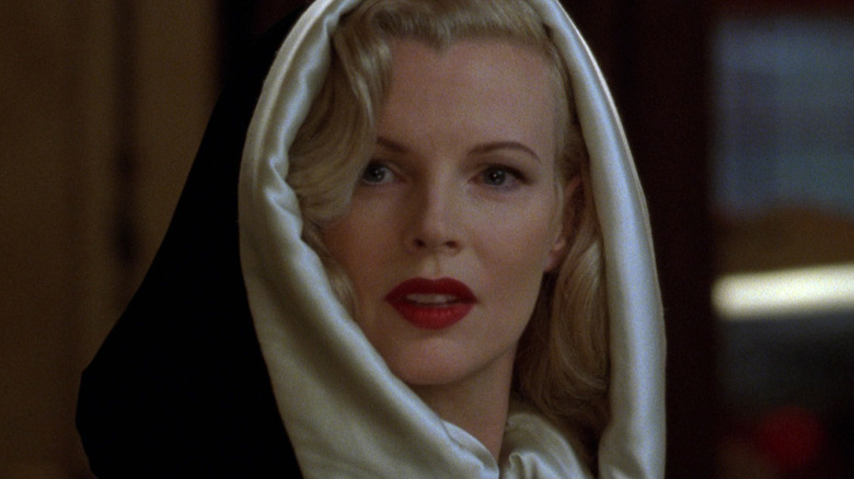 Kim Basinger as Lynn wearing a shawl in L.A. Confidential