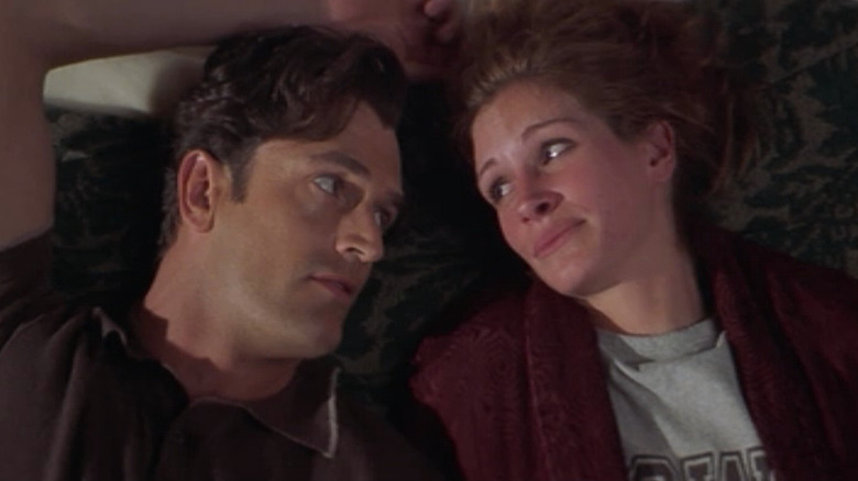 Rupert Everett and Julia Roberts as George and Julianne lying down together in My Best Friend's Wedding