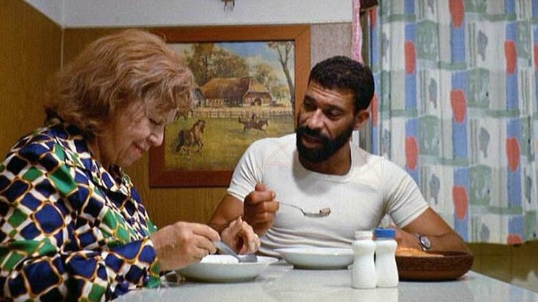 Emmi Kurowski (Brigitte Mira) and Ali (El Hedi ben Salem) eat breakfast together in Ali: Fear Eats the Soul