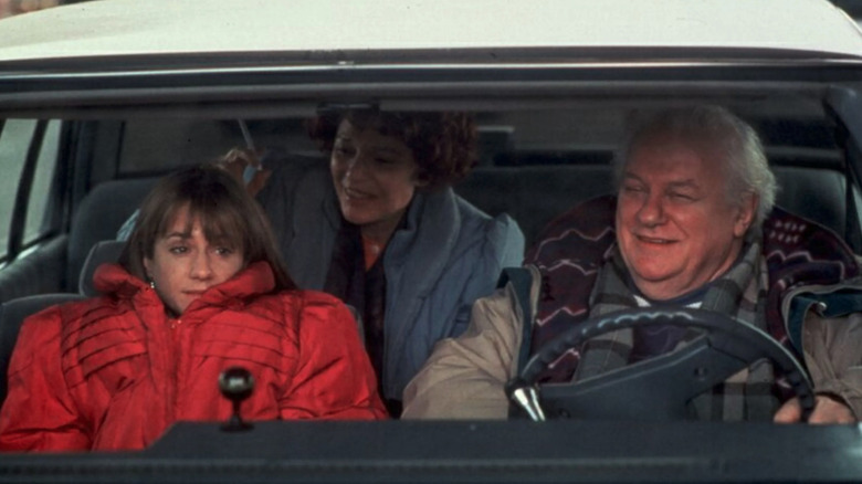 Claudia (Holly Hunter) in the car with her mother Adele (Anne Bancroft) and father Henry (Charles Durning) in Home for the Holidays