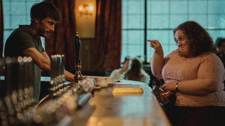 Martha Scott (Jessica Gunning) points at Donny Dunn (Richard Gadd) behind the bar in Baby Reindeer