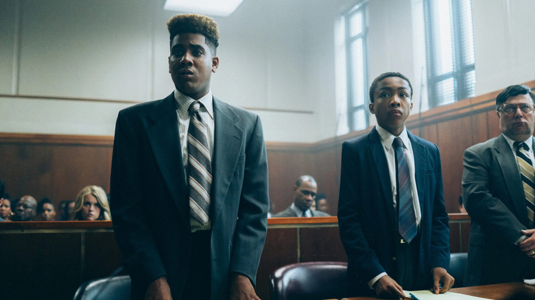 Korey Wise (Jharrel Jerome) and Kevin Richardson (Asante Blackk) stand in a courtroom in When They See Us