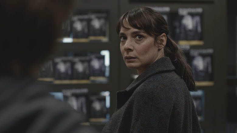 Maja Schone as Hannah looking afraid at someone in Dark