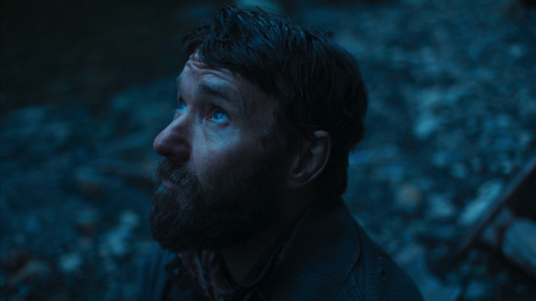 Robert (Joel Edgerton) looks up in Train Dreams