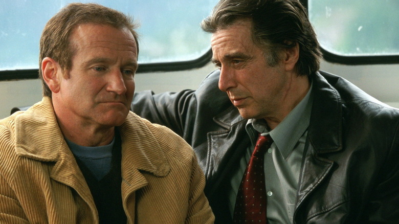 Will Dormer (Al Pacino) puts his arm around a seated Walter Finch (Robin Williams) in Insomnia (2002)