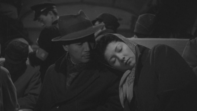 Hideko Takamine as Yukiko Koda resting her head on the shoulder of Masayuki Mori as Kengo Tomioka in Floating Clouds