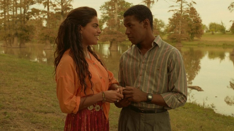 Sarita Choudhury as Mina and Denzel Washington as Demetrius holding hands in Mississippi Masala