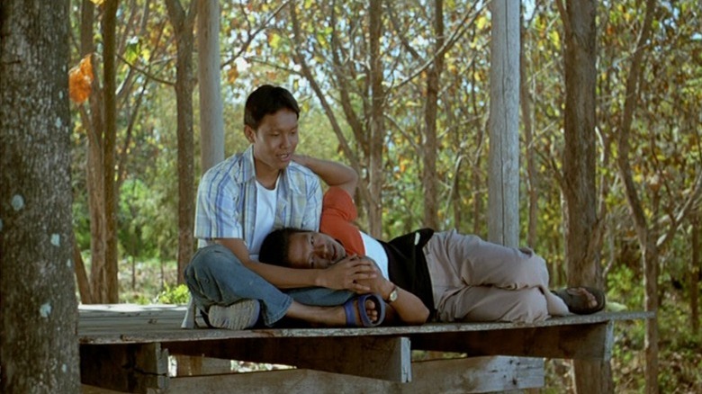 Banlop Lomnoi as Kang resting his head on the lap of Sakda Kaewbuadee as Tong in Tropical Malady