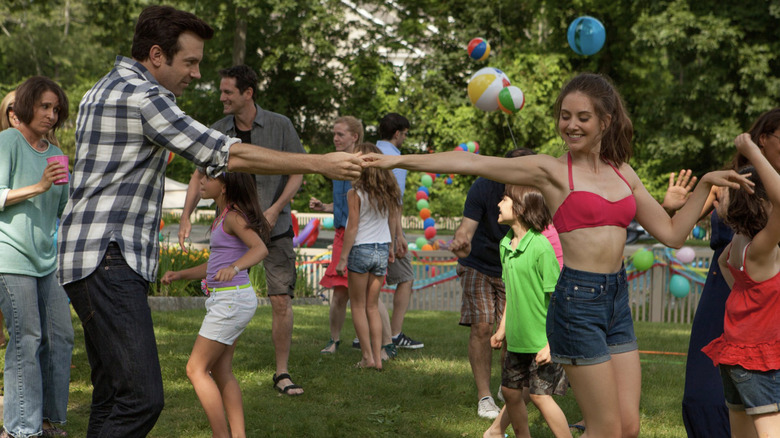 Jason Sudeikis as Jake Harper dancing with Alison Brie as Elaine "Lainey" Dalton at a kids' party in Sleeping with Other People