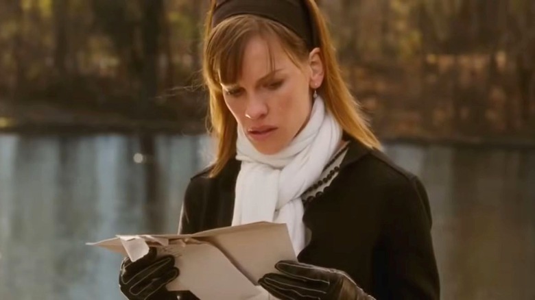 Hilary Swank as Holly reading a letter outside in P.S. I Love You