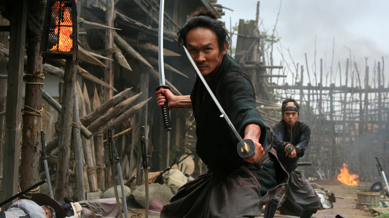 Hirayama Kujūrō (Tsuyoshi Ihara) draws two swords in battle in 13 Assassins (2010)