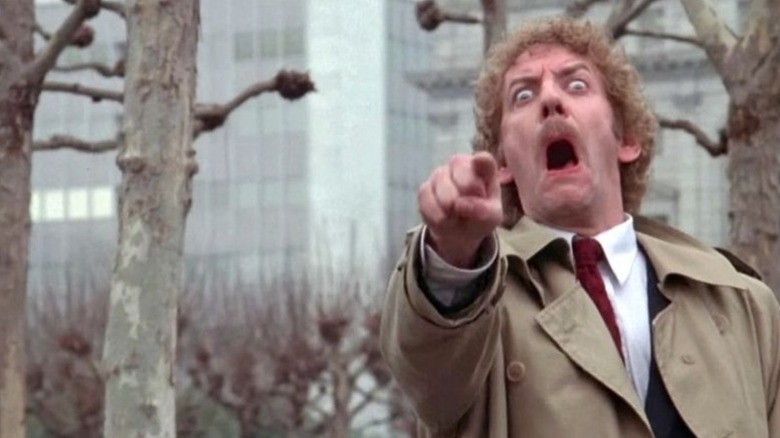 A duplicate of Matthew Bennell (Donald Sutherland) points and screeches in Invasion of the Body Snatchers (1978)