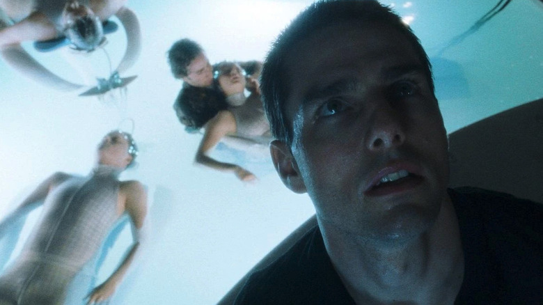John Anderton (Tom Cruise) looking up at the pre-cog visualizer in the temple with pre-cogs behind him in Minority Report