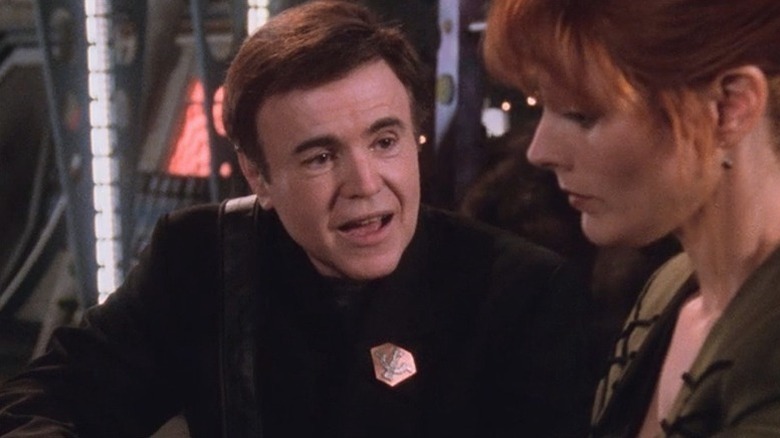 Alfred Bester (Walter Koenig) speaks to Lyta Alexander (Patricia Tallman) in Babylon 5