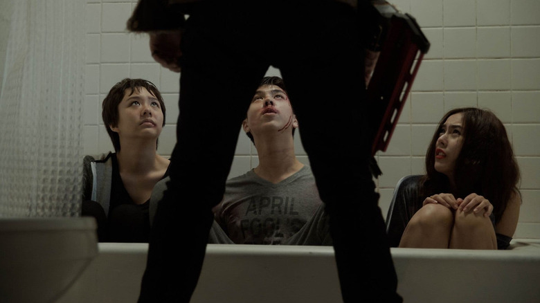 Jarinporn Joonkiat as Bee, Pachara Chirathivat as Jack, and Pattarasaya Kreuasuwansri as Pam, scared in a tub in Countdown