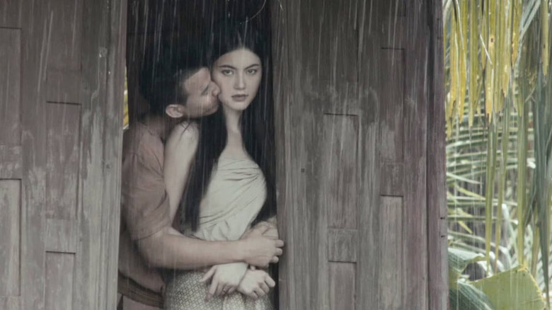 Mario Maurer and Davika Hoorne as Mak and Nak, cuddling in Pee Mak