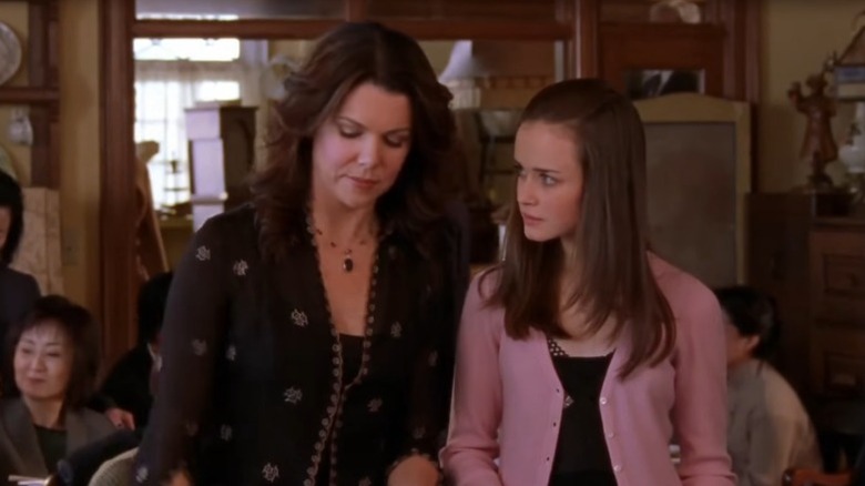 Lauren Graham as Lorelai Gilmore and Alexis Bledel as Rory Gilmore making plates at a Thanksgiving party on Gilmore Girls