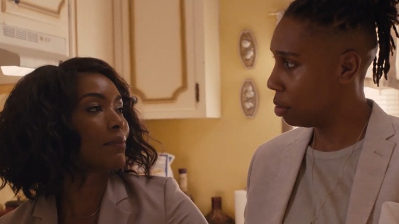 Angela Basset as Catherine and Lena Waithe as Denise exchanging a glance in the kitchen on Master of None