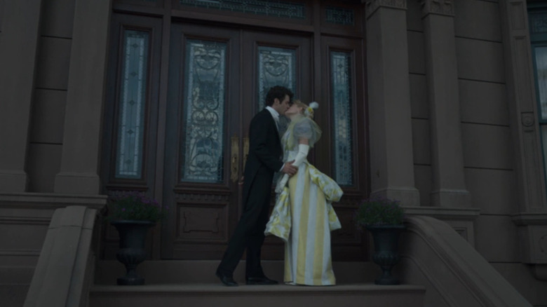 Larry (Harry Richardson) and Marian (Louisa Jacobson) kissing on stoop in The Gilded Age